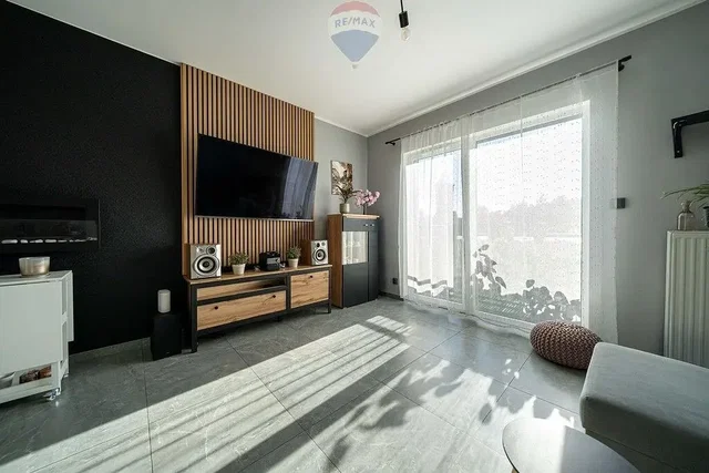 Salón; suelo de baldosas, luz natural, estilo moderno
