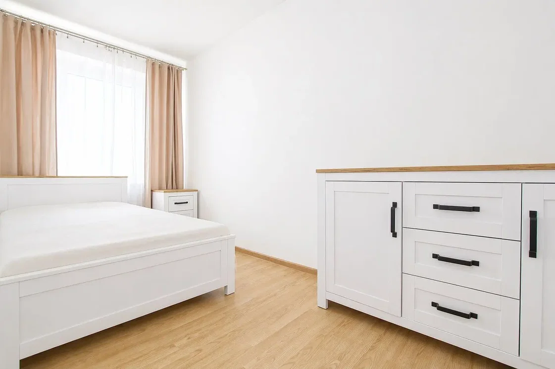 Schlafzimmer; tageslicht, holzboden