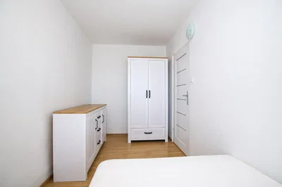 Schlafzimmer; holzboden, tageslicht