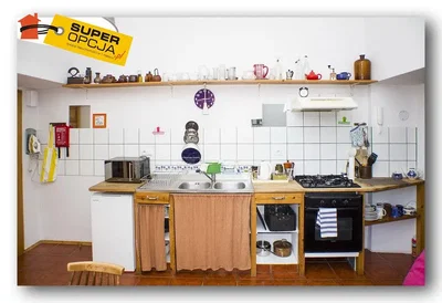 Cuisine; électroménager, carrelage, lumière naturelle