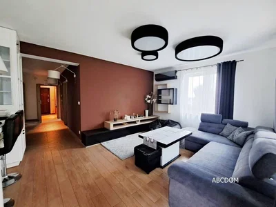Salon; parquet, lumière naturelle, style moderne