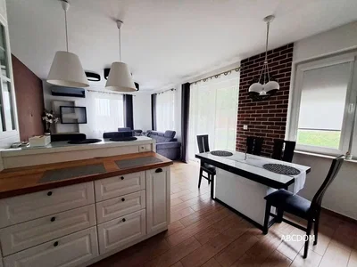 Cuisine; électroménager, parquet, lumière naturelle