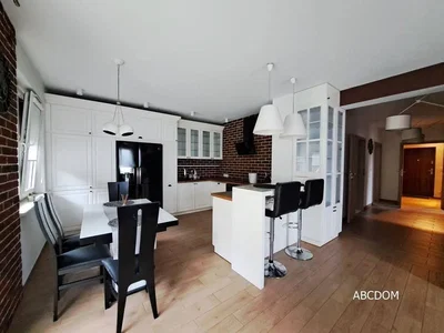 Cuisine; électroménager, parquet, lumière naturelle