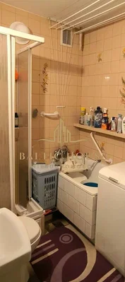 Banyo; fayans zemin, tadilat gerekiyor