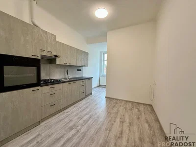 Кухиња; кухињски апарати, дрвени под, природно светло, реновиран