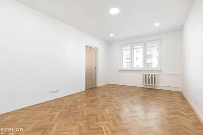 Altro; pavimento in legno, luce naturale
