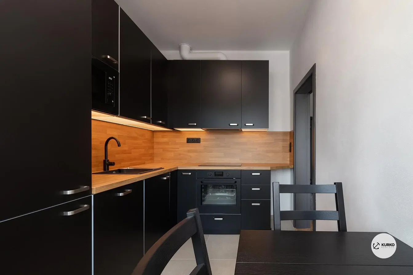 Kitchen; kitchen appliances, wood floor