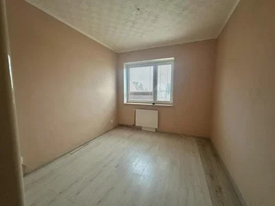 Spavaća soba; drveni pod, prirodna svjetlost, potrebna renovacija