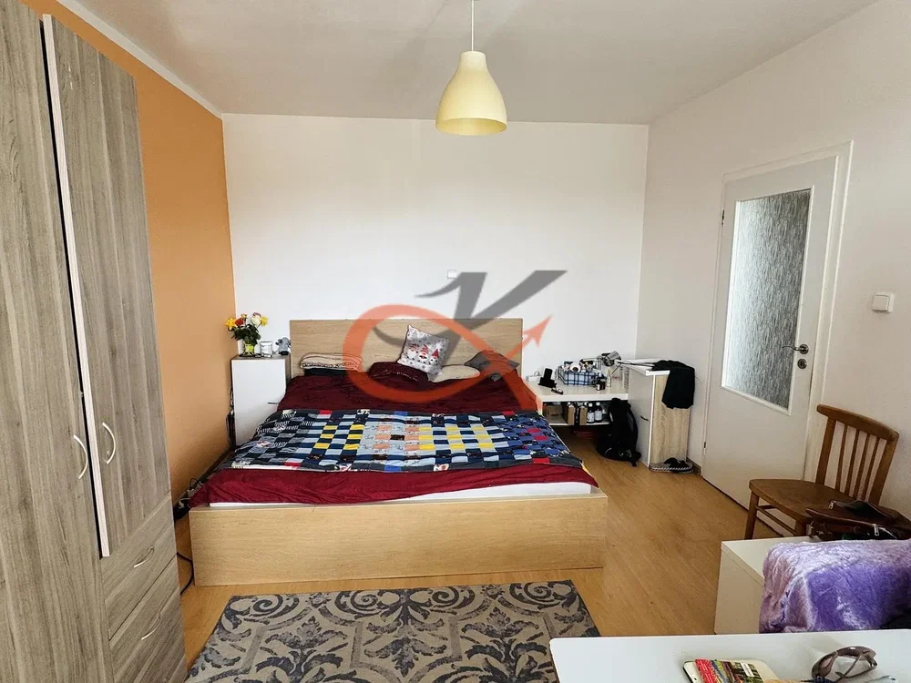 Schlafzimmer; holzboden, tageslicht
