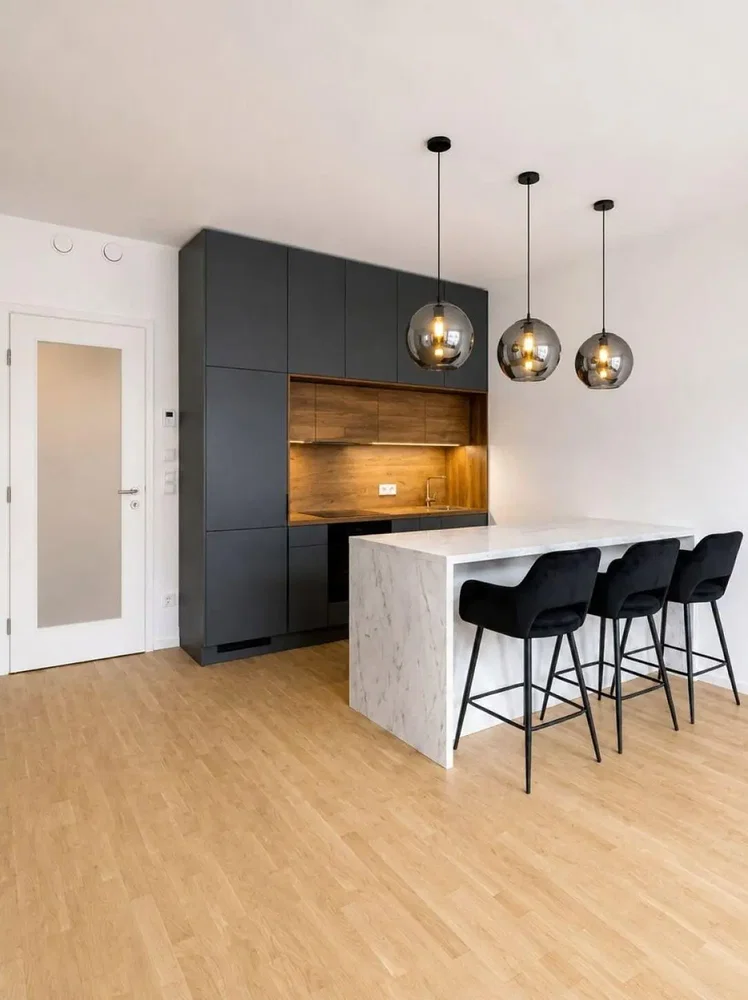 Kuhinja; kuhinjski aparati, drveni pod, prirodno svjetlo, moderni stil