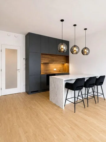 Kuhinja; kuhinjski aparati, drveni pod, prirodno svjetlo, moderni stil