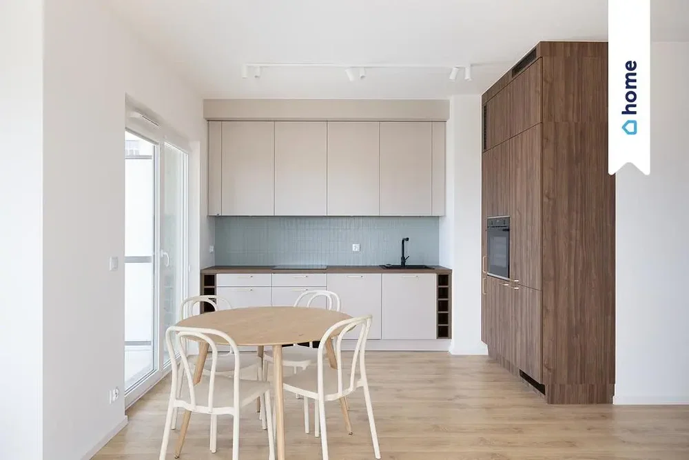 Cucina; elettrodomestici, pavimento in legno, luce naturale, stile moderno