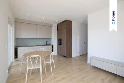 Cucina; elettrodomestici, pavimento in legno, luce naturale, stile moderno