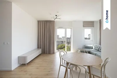 Soggiorno; pavimento in legno, luce naturale, stile moderno