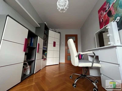 Çocuk odası; ahşap zemin, modern stil, doğal ışık