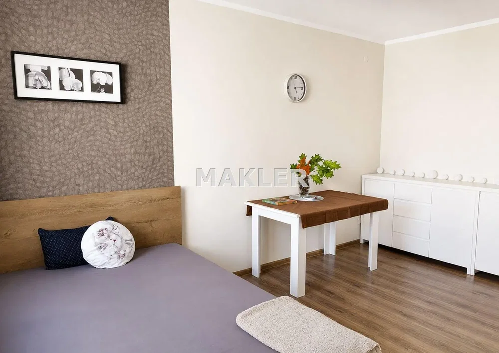 Schlafzimmer; holzboden, tageslicht, moderner stil