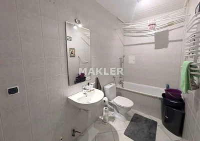 Badezimmer; fliesenboden, renovierungsbedürftig