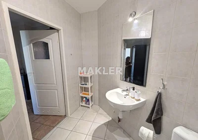 Badezimmer; fliesenboden, tageslicht