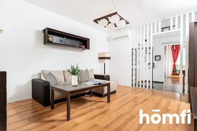 Salon; parquet, lumière naturelle, style moderne