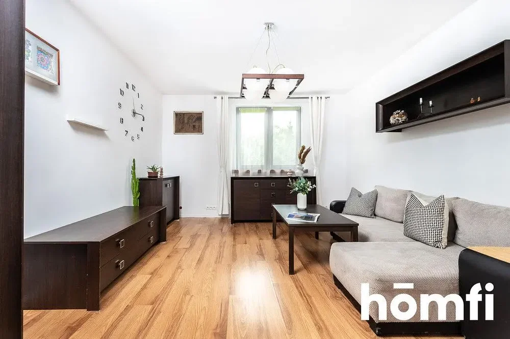 Dnevna soba; drveni pod, prirodno svjetlo, moderni stil