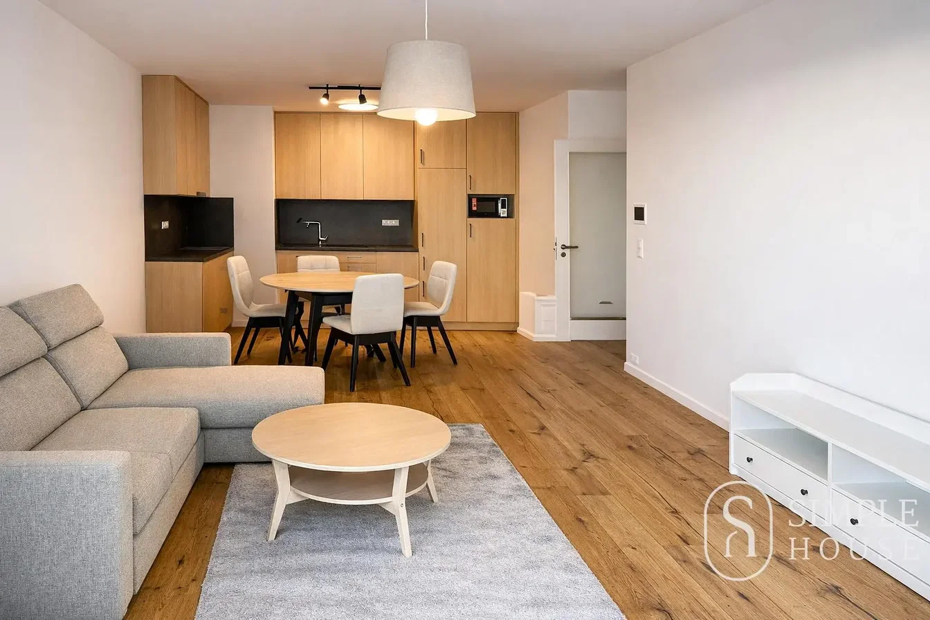 Soggiorno; pavimento in legno, luce naturale, stile moderno