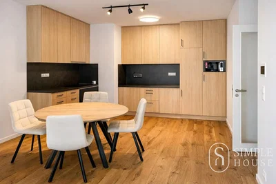 Cucina; elettrodomestici, pavimento in legno, luce naturale, stile moderno