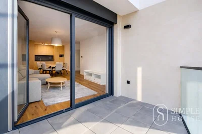Soggiorno; vista, luce naturale, stile moderno, pavimento in legno