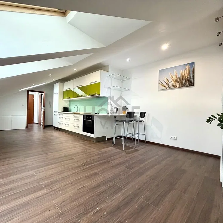 Cucina; elettrodomestici, pavimento in legno, luce naturale, stile moderno