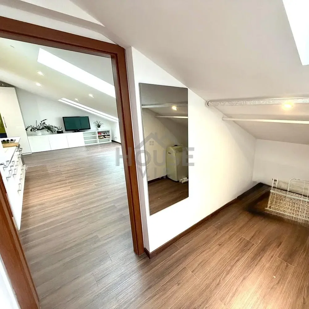 Altro; pavimento in legno, luce naturale