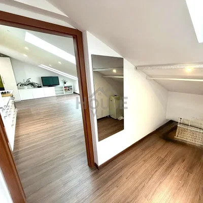 Altro; pavimento in legno, luce naturale