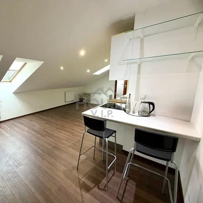 Cucina; pavimento in legno, elettrodomestici, luce naturale