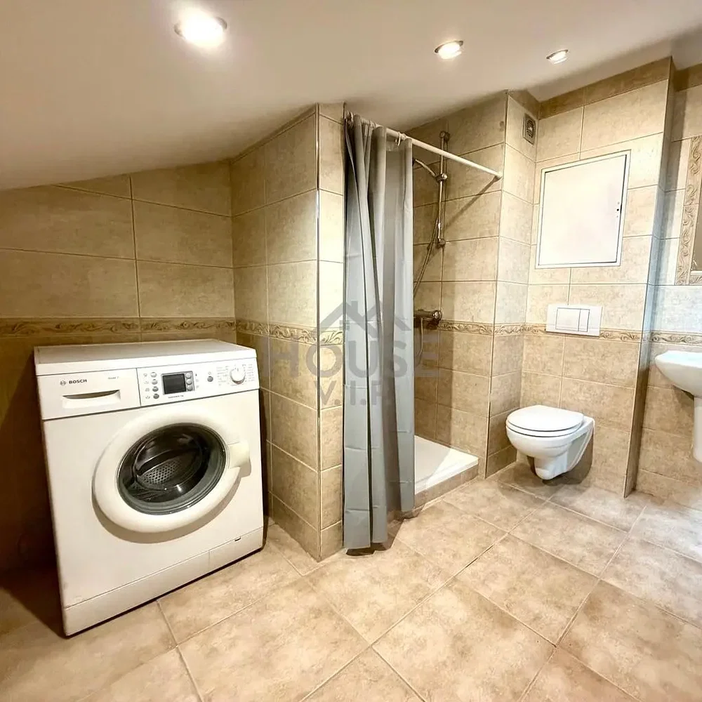 Toilette; pavimento in piastrelle, ristrutturato, luce naturale