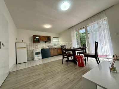 Кухиња; кухињски апарати, дрвени под, природно светло