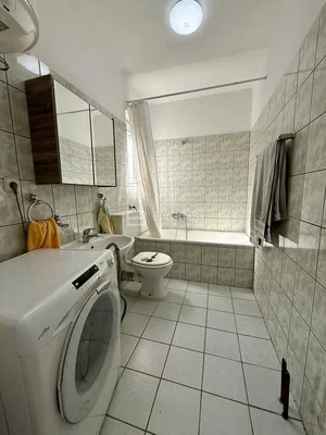 Купатило; плочице, природно светло