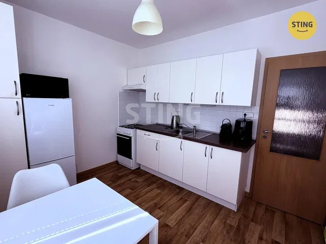 Kuhinja; kuhinjski aparati, drveni pod, prirodno svjetlo