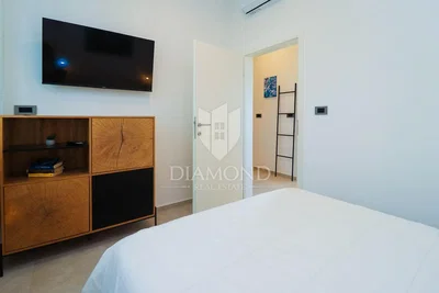 Camera da letto; luce naturale, stile moderno, pavimento in legno