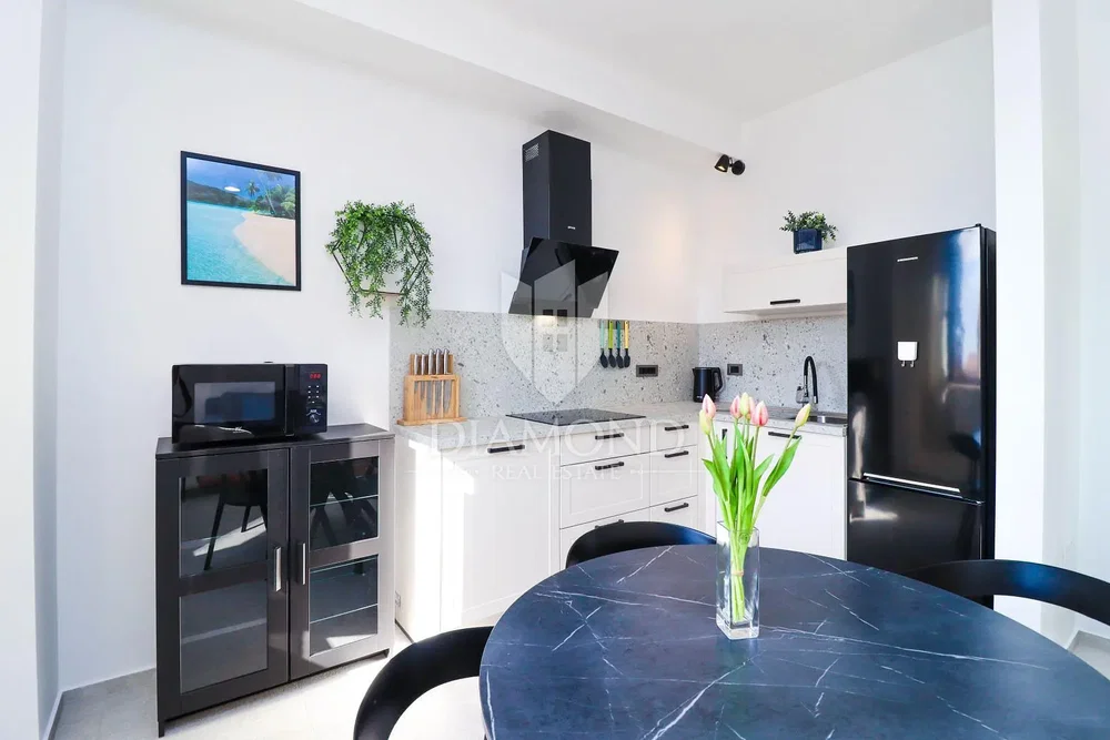 Cucina; elettrodomestici, luce naturale, stile moderno