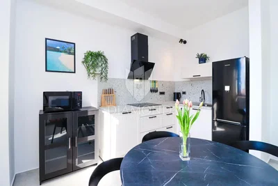 Cucina; elettrodomestici, luce naturale, stile moderno