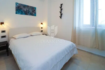Camera da letto; luce naturale, pavimento in piastrelle