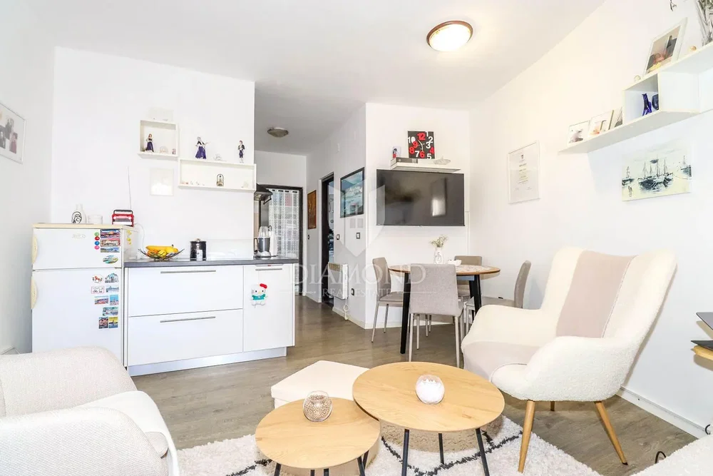 Soggiorno; elettrodomestici, luce naturale, stile moderno