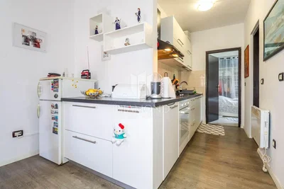 Cucina; elettrodomestici, pavimento in legno, luce naturale