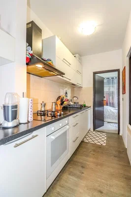 Cucina; elettrodomestici, pavimento in legno, luce naturale