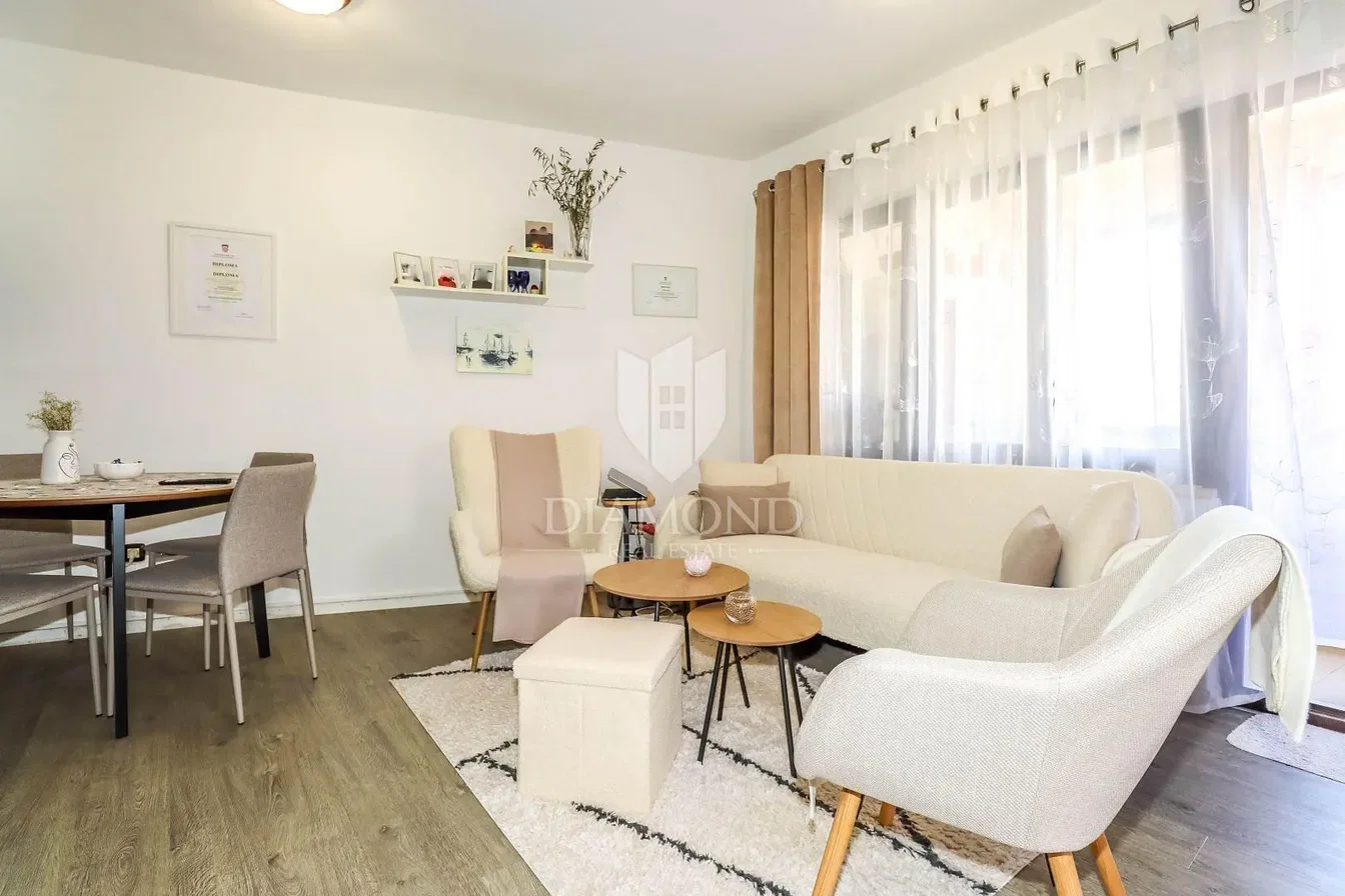 Soggiorno; pavimento in legno, luce naturale, stile moderno