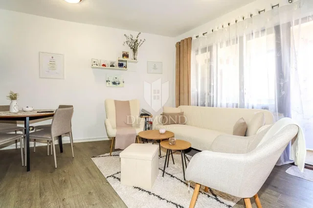Soggiorno; pavimento in legno, luce naturale, stile moderno