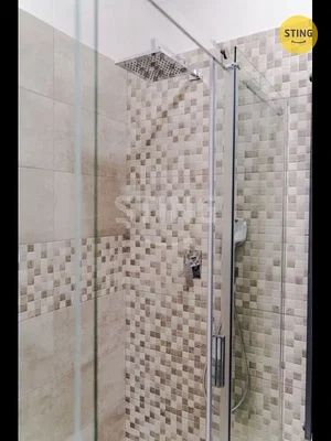 Casa de banho; chão de azulejo, renovado, luz natural
