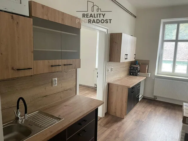 Cocina; electrodomésticos, suelo de madera, luz natural, estilo moderno