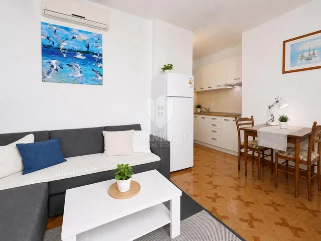 Soggiorno; pavimento in legno, luce naturale, stile moderno, elettrodomestici
