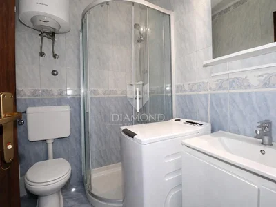 Bagno; pavimento in piastrelle, ristrutturato, luce naturale