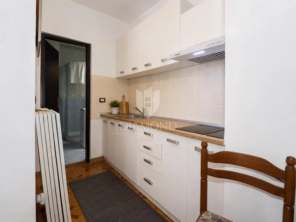 Cucina; elettrodomestici, pavimento in legno, luce naturale