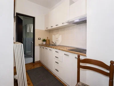 Cucina; elettrodomestici, pavimento in legno, luce naturale